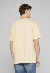 Urban Classics HEAVY  - Pamata T-krekls - sand