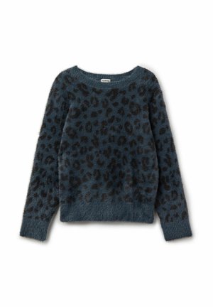 Niebieski, puszysty sweter z długim rękawem, z ciemnym wzorem w panterkę i okrągłym dekoltem, ułożony płasko na białym tle.