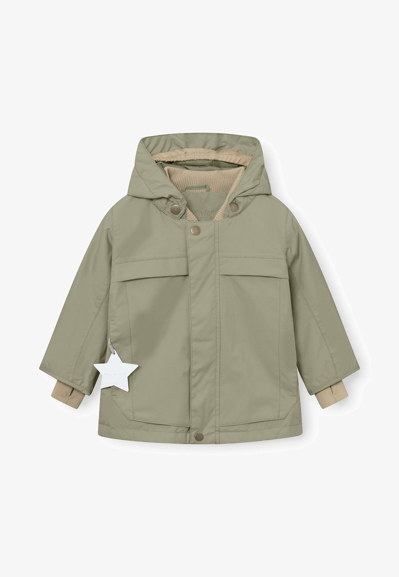 Maslinasto zelena vodootporna jakna s kapuljačom, bež rebrastom podlogom, dva prednja džepa i oznakom u obliku zvijezde. Sadrži dugmad i kopčanje na dugme.