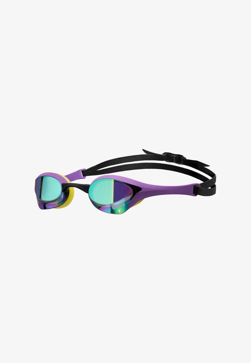 Gafas de natación Arena con marco púrpura, lentes espejados verdes y correas ajustables negras. Incluyen sellos de silicona en los ojos para mayor comodidad.