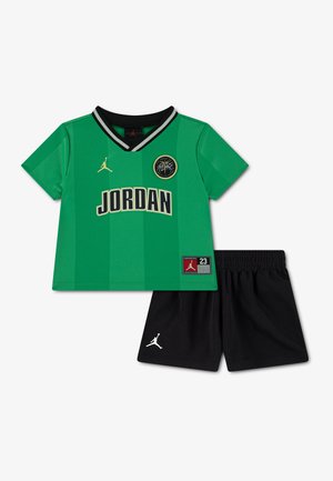 Maillot de sport Jordan vert à manches courtes avec col noir, short noir, et logos incluant un emblème Jumpman et un écusson numéro 23.