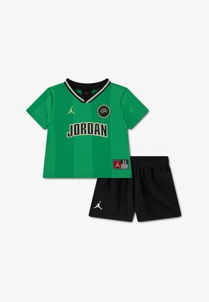 Grøn kortærmet Jordan sportstrøje med sort krave, sorte shorts og logoer, herunder en Jumpman-emblem og et nummer 23-mærke.