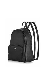 Czarny skórzany plecak o zaokrąglonym kształcie, z dwoma regulowanymi ramiączkami, przednią kieszenią na zamek błyskawiczny oraz srebrnymi akcentami hardware.