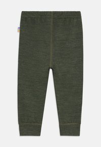 Ciemnozielone legginsy dla małych dzieci, wykonane z dzianiny, z elastycznym pasem i małą, wielokolorową metką po boku.