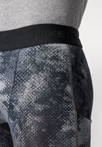 Nike Performance CAMO  - Leggings - black