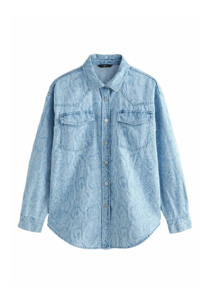 Camicia in denim azzurro chiaro con una sottile stampa di serpente, colletto classico, due tasche sul petto e chiusura frontale a bottoni in metallo.