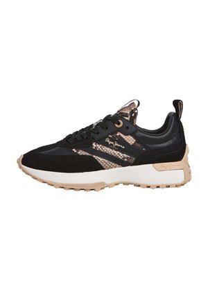 Czarny sneaker z beżowym wzorem imitującym skórę węża, biała podeszwa, czarne sznurówki i logo Pepe Jeans z boku i na pięcie.