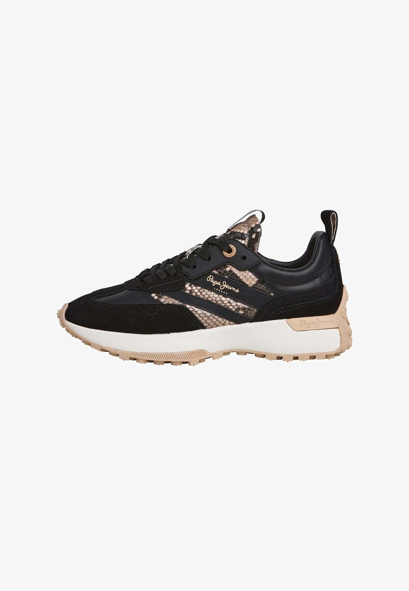 Baskets noires avec motif peau de serpent beige, semelle blanche, lacets noirs et logo Pepe Jeans sur le côté et le talon.