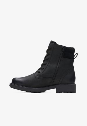 Botín negro de cuero hasta el tobillo con puntera redonda, parte delantera con cordones, cremallera lateral y forro texturizado. Presenta un tacón de bloque resistente y suela de goma.