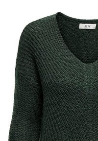 Pull en maille vert foncé avec un large col en V, présentant un motif texturé et des manches longues. Étiquette visible au niveau de la couture du cou.