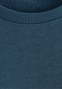 Maglione in cotone con collo a girocollo a costine, motivo a maglia testurizzato e colore blu scuro. La vista ravvicinata mette in risalto i dettagli del tessuto.