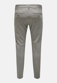 Graue Slim-Fit-Hosen mit einer glatten Textur, ausgestattet mit Gesäßtaschen und einem flachen Taillenbund. Keine sichtbaren Verschlüsse oder Verzierungen.