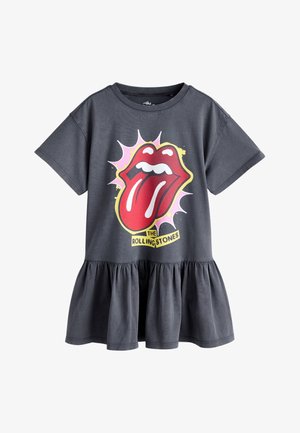 Rochie gri închis cu mâneci scurte și fustă cu volane, cu un logo mare roșu cu limba Rolling Stones și text galben în față.