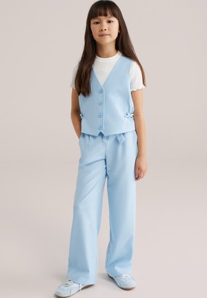 Svetlo modra telovnik in hlače širokih hlačnic, izdelani iz gladkega tkanine. Telovnik ima pet gumbov in bočne trakove; kombinirano s svetlo modrimi supergami.