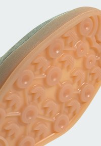 adidas Originals GAZELLE INDOOR UNISEX - Sporta apavi - mineral green silver dawn silver green