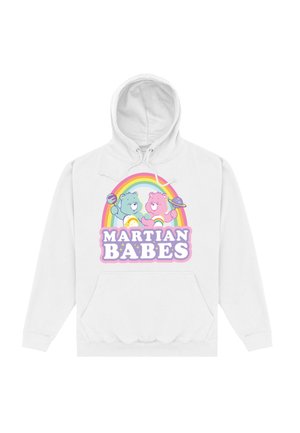 Biała bluza z kapturem z grafiką na przodzie przedstawiającą dwa kreskówkowe niedźwiedzie, jeden niebieski, a drugi różowy, trzymające przedmioty pod tęczą z napisem "MARTIAN BABES."