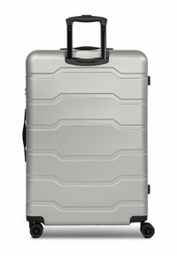 Maleta rígida de plata con superficie texturizada, líneas horizontales distintivas, mango retráctil negro y cuatro ruedas negras para mayor movilidad.