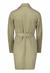 Trench-coat ceinturé vert olive avec une texture lisse en suède, col pointu, manches longues et détails de coutures à l'arrière.