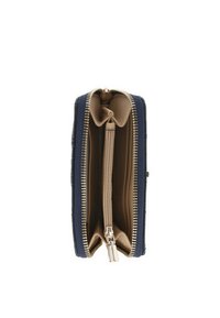 Portefeuille zippé bleu marine ouvert, montrant un intérieur beige avec plusieurs compartiments, y compris une poche centrale zippée.