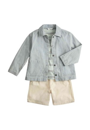 Lysegrå stribet jakke med knapper over en hvid og marineblå stribet skjorte, kombineret med beige shorts, vist på hvid baggrund.