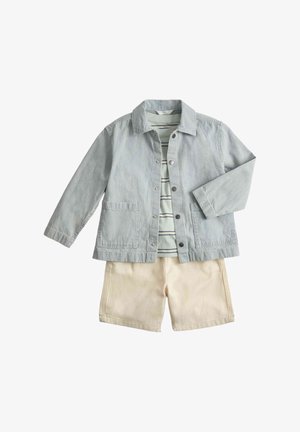 Lysegrå stribet jakke med knapper over en hvid og marineblå stribet skjorte, kombineret med beige shorts, vist på hvid baggrund.