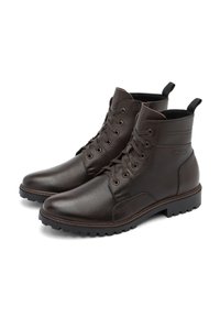 Stivali ankle in pelle marrone con punta rotonda, lacci frontali e finitura testurizzata. Presentano occhielli metallici, un tassello per il tiro e suole robuste.