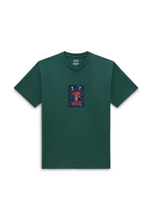 Camiseta de algodón verde con un estampado gráfico frontal que presenta un diseño rojo y acentos azules, enmarcado por un borde negro texturizado. Mangas cortas.