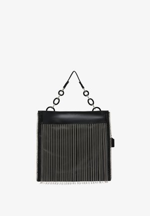 Sort håndtaske med sølvfringe-detaljer, der har en glat overflade, kædedesign håndtag og lynlåse accent på siden. Struktureret rektangulær form.