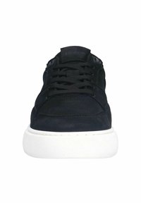 Sneaker in suede nera con suola in gomma bianca, dotati di lacci neri piatti, punta rotonda e design minimalista.