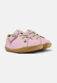 Scarpe in pelle rosa con lacci beige, forma arrotondata, suole in gomma antiscivolo e dettaglio con strap a strappo sul lato.