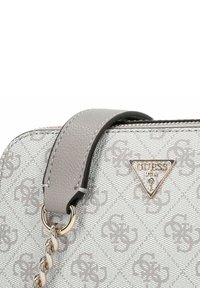 Borsa a tracolla sintetica grigia con un motivo testurizzato, un logo metallico triangolare e un attacco per una tracolla a catena.