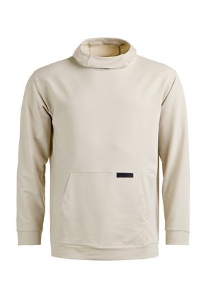 Beiger Langarm-Pullover mit hohem Kragen und vorderer Kängurutasche, schlichtes Design und kleinem schwarzem Etikett auf der Tasche.