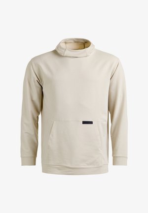 Beiger Langarm-Pullover mit hohem Kragen und vorderer Kängurutasche, schlichtes Design und kleinem schwarzem Etikett auf der Tasche.