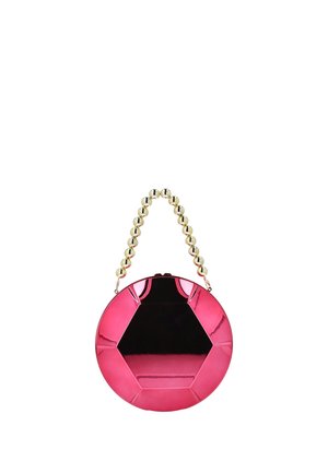 Kulatá lesklá růžová kabelka s černým geometrickým středem a krátkým zlatým držadlem s korálky.