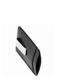 Zwarte leren portemonnee met een textuurafwerking. Bevat een zilveren metalen accent aan de zijkant. Slank ontwerp, open flap voor toegang tot kaarten.