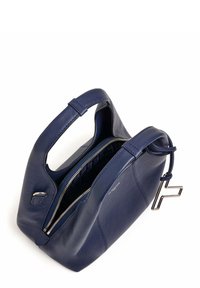 Borsa a mano in pelle blu navy con forma arrotondata, chiusura con zip, due manici corti e un dettaglio in metallo sul lato.