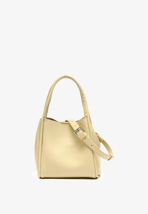 Sac à main en cuir couleur crème avec une seule poignée supérieure et une bandoulière amovible ajustable avec une boucle argentée.