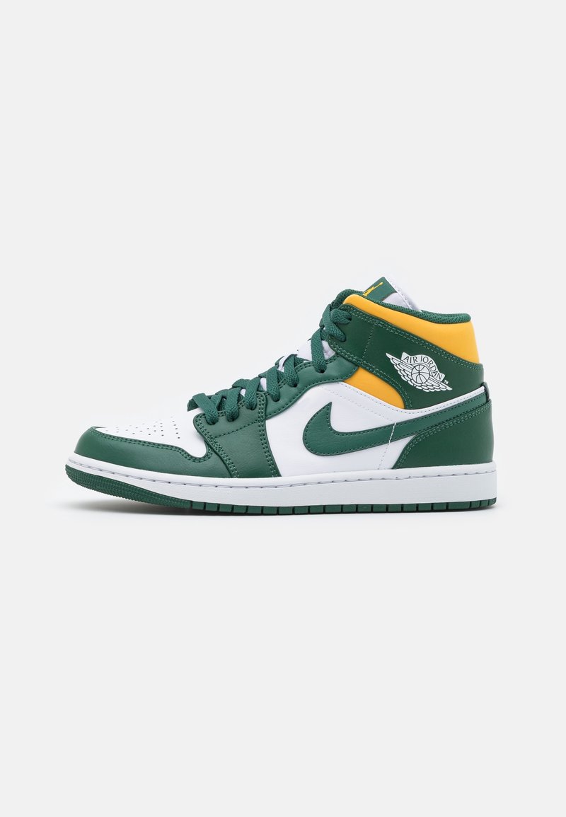 Baskets montantes avec des panneaux en cuir verts, blancs et jaunes, des lacets verts, et le logo aile Air Jordan sur la cheville.