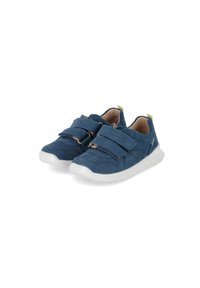 Blaue Leder Schuhe mit zwei Klettverschluss-Riemen, perforiertem Design an der Zehe, weißer Gummisohle und einem grünen Akzent an der Ferse.