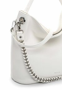 Biała skórzana torebka o fakturowanej powierzchni, z łańcuchowym akcentem z boku oraz odpinanym paskiem z metalowym detalem.