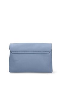 Pochette in pelle azzurro chiaro con design a pieghevole, texture liscia e dettaglio di cuciture minimaliste. Nessun elemento metallico o accenti visibili.