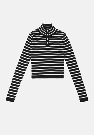 Crna i bijela prugasta skraćena majica s visokim ovratnikom i patenta s tri gumba. Ima duge rukave i rebrastu teksturu.