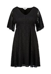 Zwarte kant jurk met een V-hals en korte mouwen. Bevat ingewikkelde patronen en een vloeiende A-lijn vorm. Zachte textuur en gedetailleerde zoom.