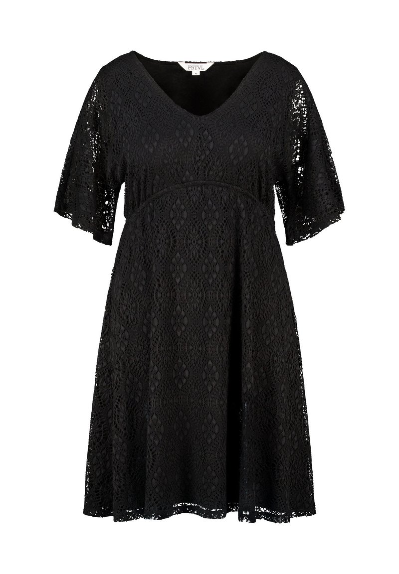 Zwarte kant jurk met een V-hals en korte mouwen. Bevat ingewikkelde patronen en een vloeiende A-lijn vorm. Zachte textuur en gedetailleerde zoom.