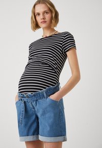 MAMALICIOUS MLNEWBARKA BELTED - Džinsiniai šortai - light blue denim