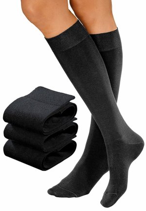 Schwarze, knielange Socken aus weichem Stoff mit glatter Textur und einfachem Design. Drei Paar ordentlich im Hintergrund gestapelt.