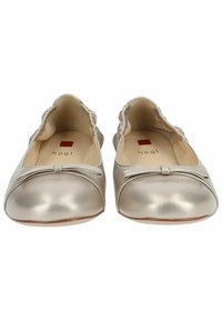 Ballet flats argento metallici con punta rotonda, bordi elasticizzati e un dettaglio a fiocco nella parte anteriore. Materiale in pelle liscia, design minimalista.