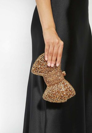 Gouden kralen clutch met een rimpeldesign, handmatig gehouden met een delicate textuur en versierd met sprankelende accessoires.