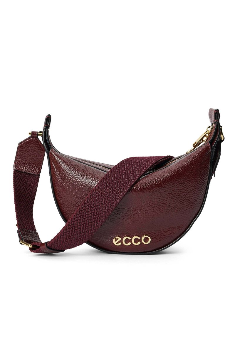 Sac à épaule en cuir bordeaux avec un design courbé, bandoulière à motif réglable, fermeture zippée et détail logo doré.