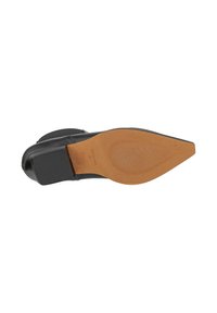 Soletta di scarpa nera a punta; parte superiore nera liscia, suola in gomma marrone strutturata con scanalature orizzontali per una migliore presa.